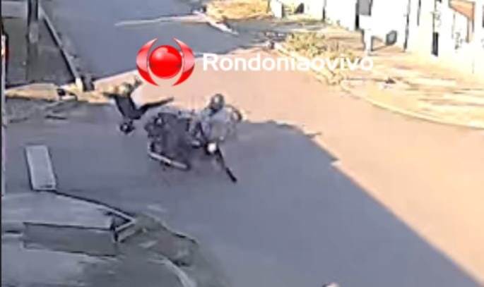 VÍDEO: Duas pessoas ficam feridas em forte colisão entre motocicletas