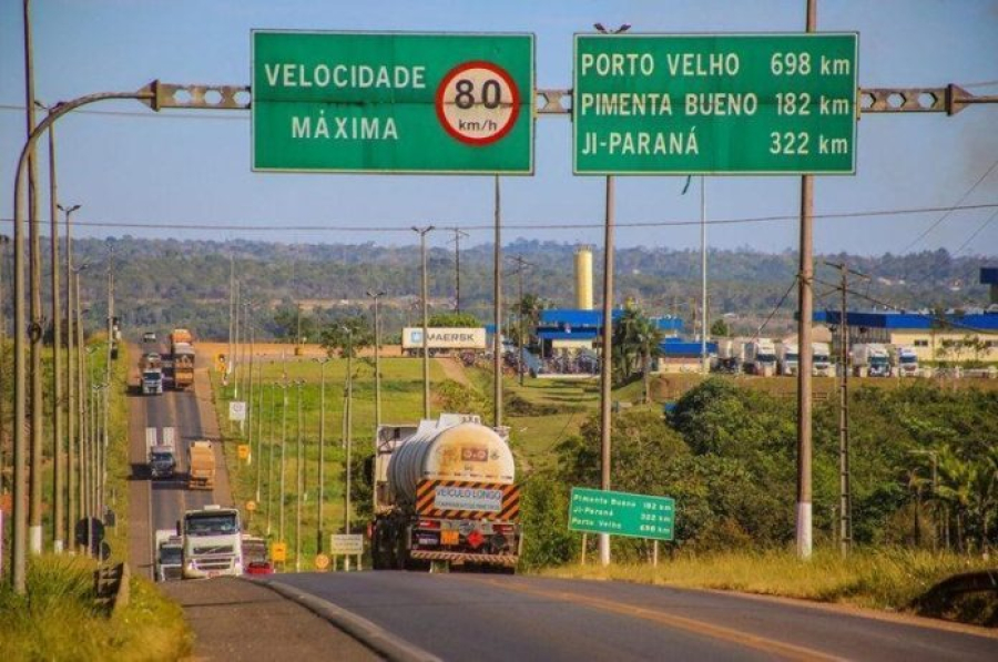 ATENÇÃO: Interdição total na BR-364 devido a tombamento de veículo