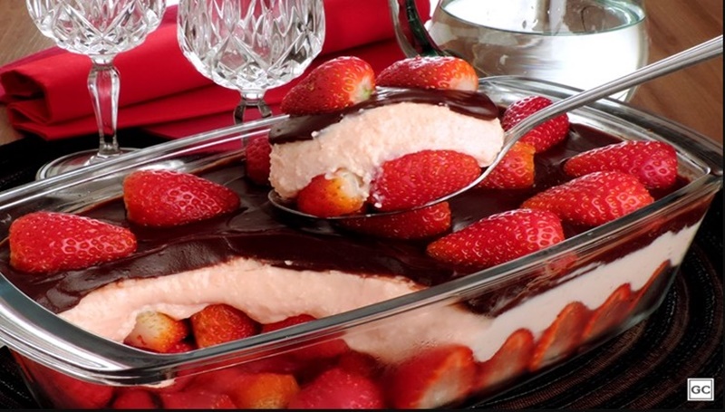 SOBREMESA: Bombom de morango na travessa para saborear após as refeições