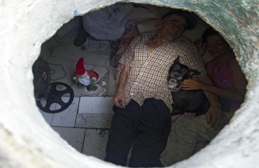 Casal vive há 22 anos em bueiro na Colômbia