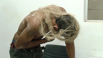 CADA UMA - Ladrão usando peruca loira rouba soldado e acaba preso em flagrante
