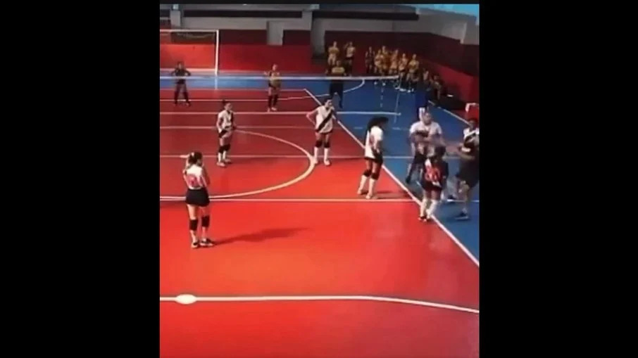 VÍDEO: Técnico do vôlei sub-15 do Vasco agride jogadora e é demitido
