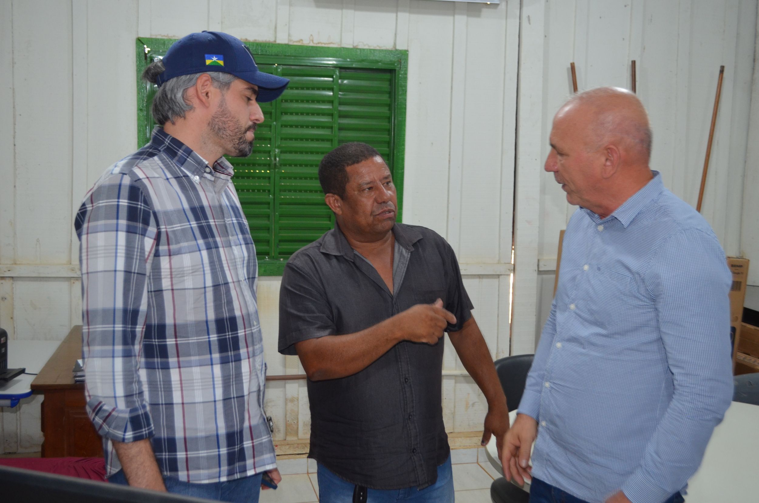 EZEQUIEL NEIVA: Deputado leva melhorias para Escola Dom Pedro I em Vila Bosco