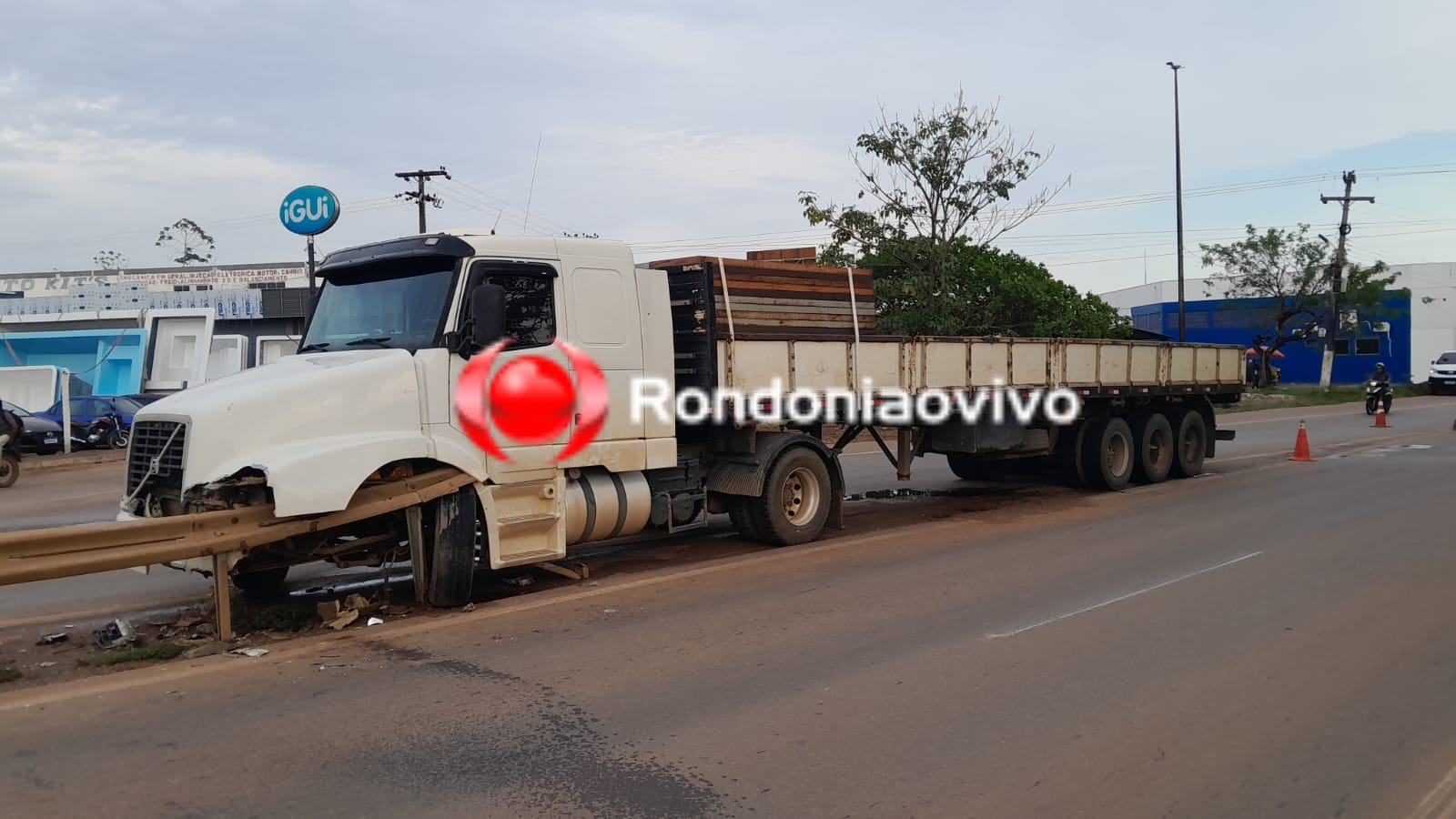 ACIDENTE: Carreta colide em guard rail na subida do viaduto em Porto Velho 