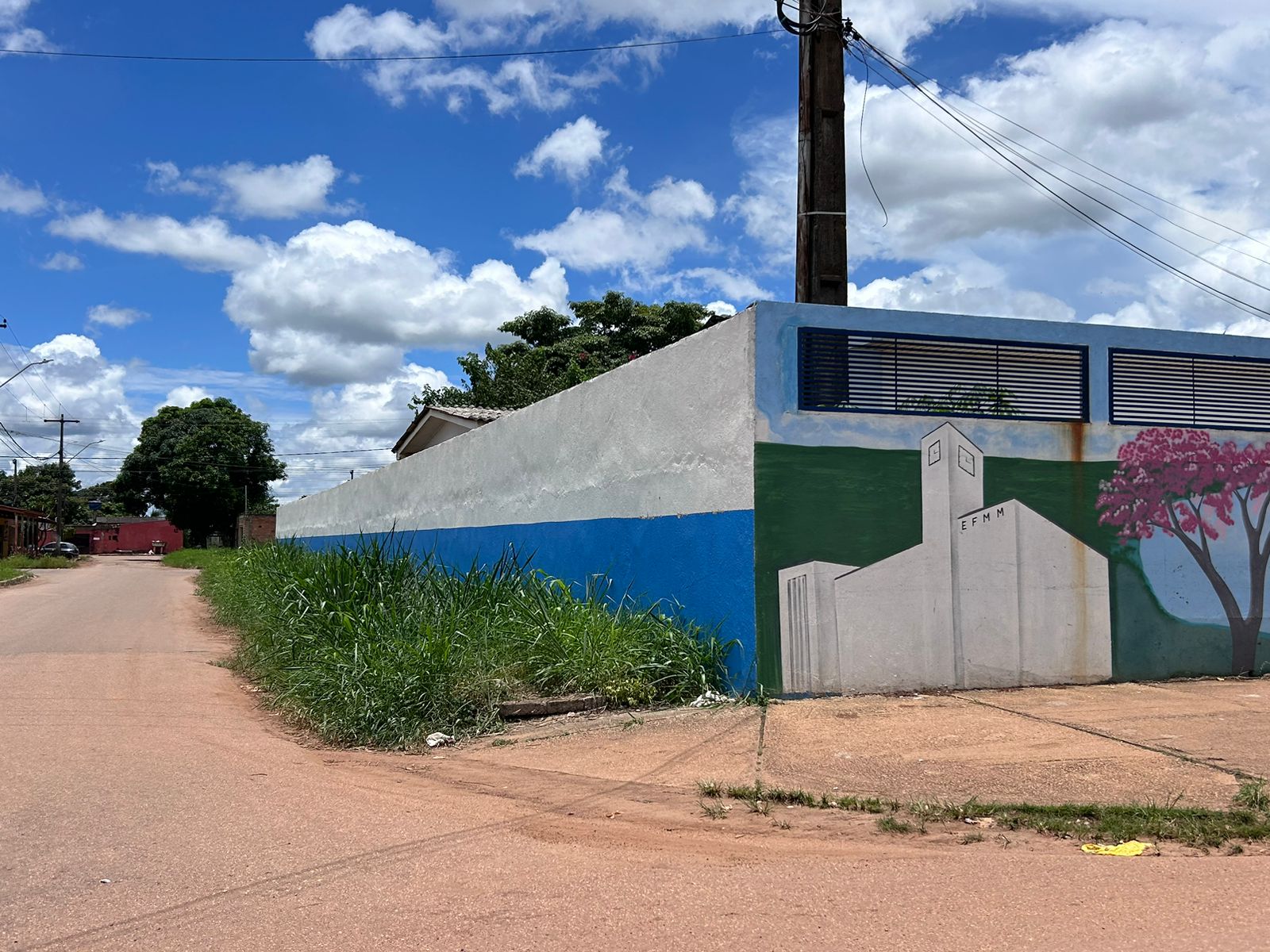 DESLEIXO: Calçada da Escola Municipal Flamboyant está imunda; moradora reclama