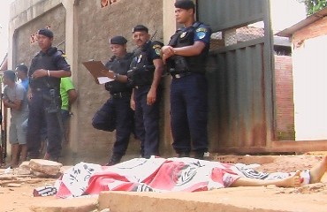 TRAGÉDIA - Rapaz é morto com tiro acidental dado por menor na zona Leste - Confira fotos