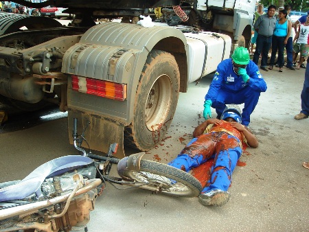 Simulação de acidente na avenida Costa e Silva envolvendo caminhão assusta motoristas