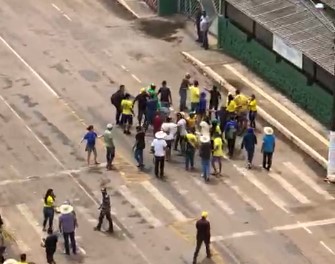 SELVAGERIA: Golpistas batem em homem em frente à 17ª Brigada e Exército se omite