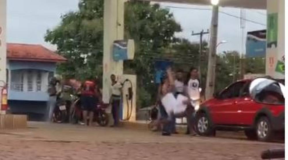 EM COLORADO: Fila em posto de combustíveis lotado acaba em pancadaria