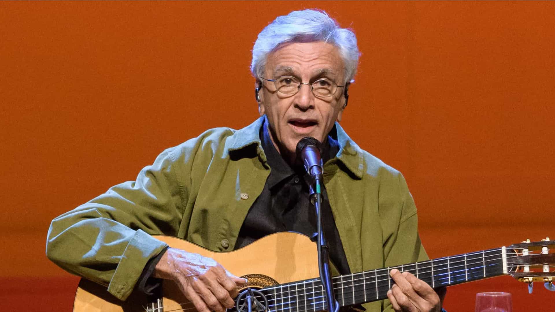 HOMENAGEM: No aniversário de 80 anos de Caetano Veloso ouça e assista o artista