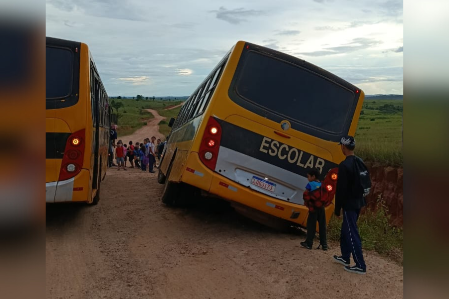 EM CHUPINGUAIA : Acidente com ônibus escolar na Linha 135 em Chupinguaia deixa crianças feridas