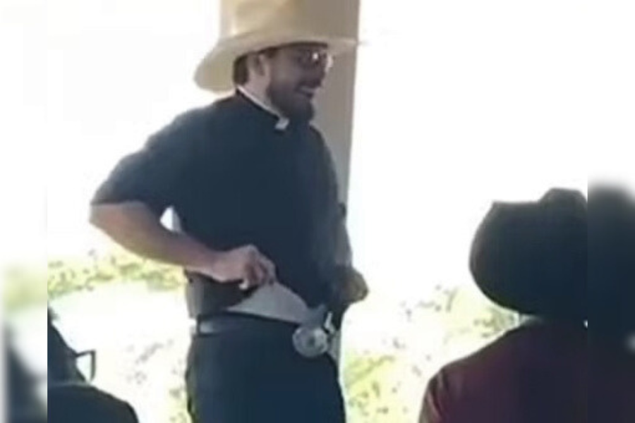 GEROU POLÊMICA: Durante festejo religioso padre leiloa a própia cueca