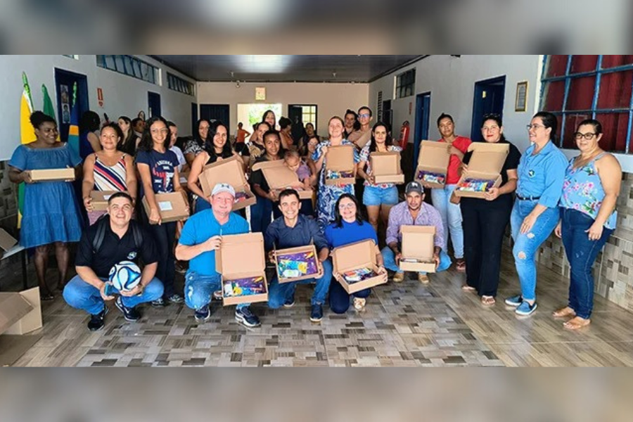 QUALIDADE NA EDUCAÇÃO: Alunos de Chupinguaia recebem kits escolares para o ano letivo