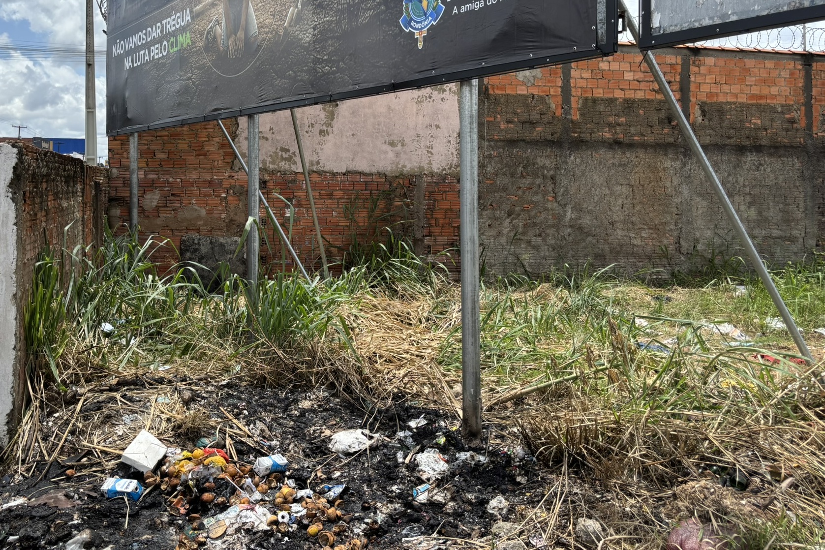DESLEIXO: Terrenos abandonados no bairro Tiradentes geram processo e insegurança