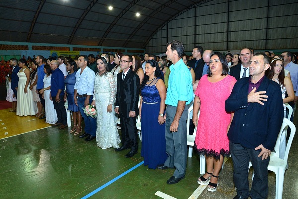 UNIÃO: 120 casais participam de casamento comunitário