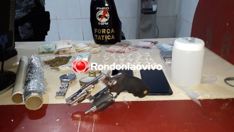 COCAÍNA: Adolescente é flagrado em boca de fumo com várias porções de droga e arma