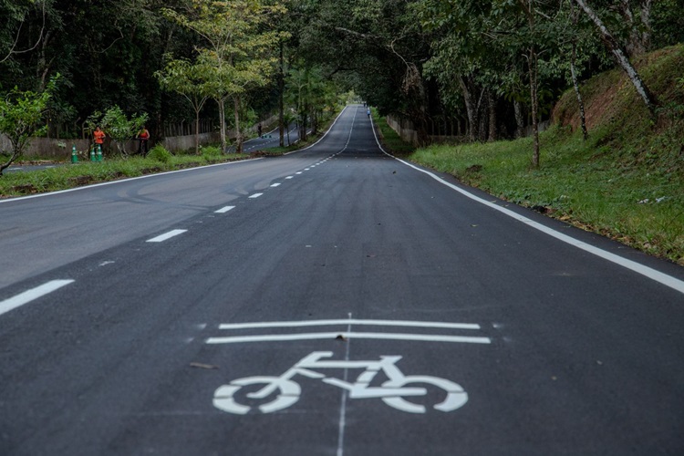 PEDAL: Prefeitura revitaliza ciclofaixa entre a Estrada do Belmont e Avenida Jorge Teixeira