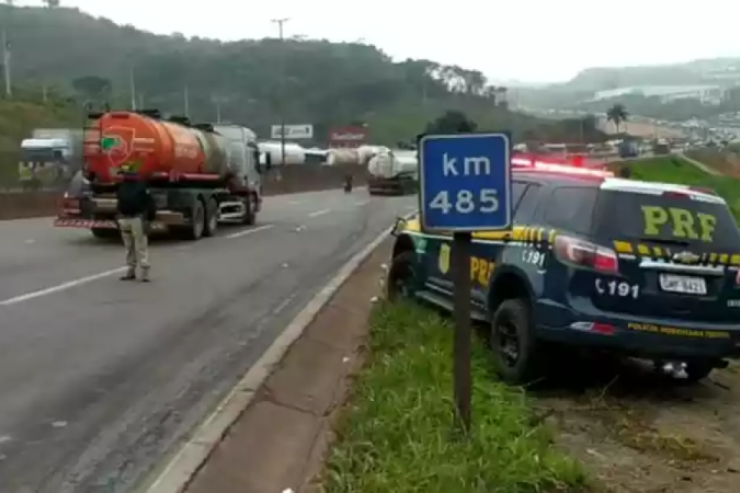 ACABOU: Torcedores corintianos dispersam protesto bolsonarista em estrada