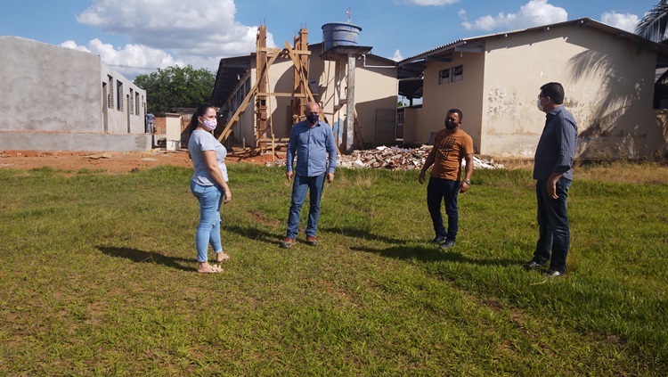 EM CORUMBIARA: Deputado Ezequiel Neiva inspeciona obras na Escola São Roque