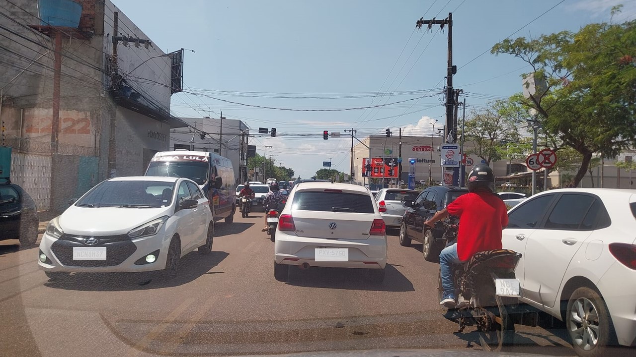 PROVIDÊNCIA: Sinalização eletrônica em cruzamento com obstáculos é questionada por motoristas 