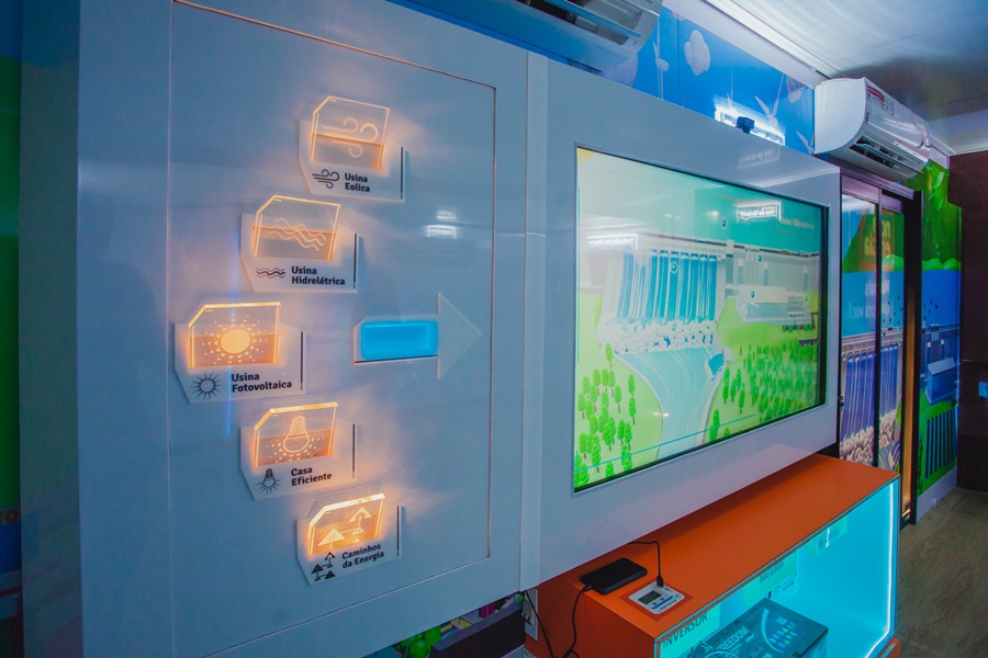 ENSINO: Caminhão itinerante da Energisa percorre escolas de Cacoal e Santa Luzia D’Oeste