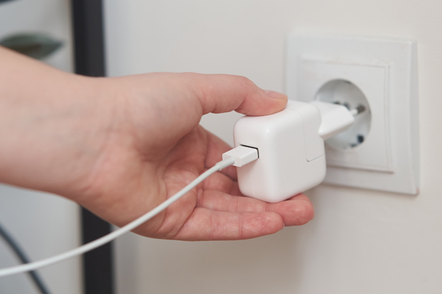 ATENÇÃO: Uso de celulares requer cuidados para evitar choques elétricos, alerta Energisa