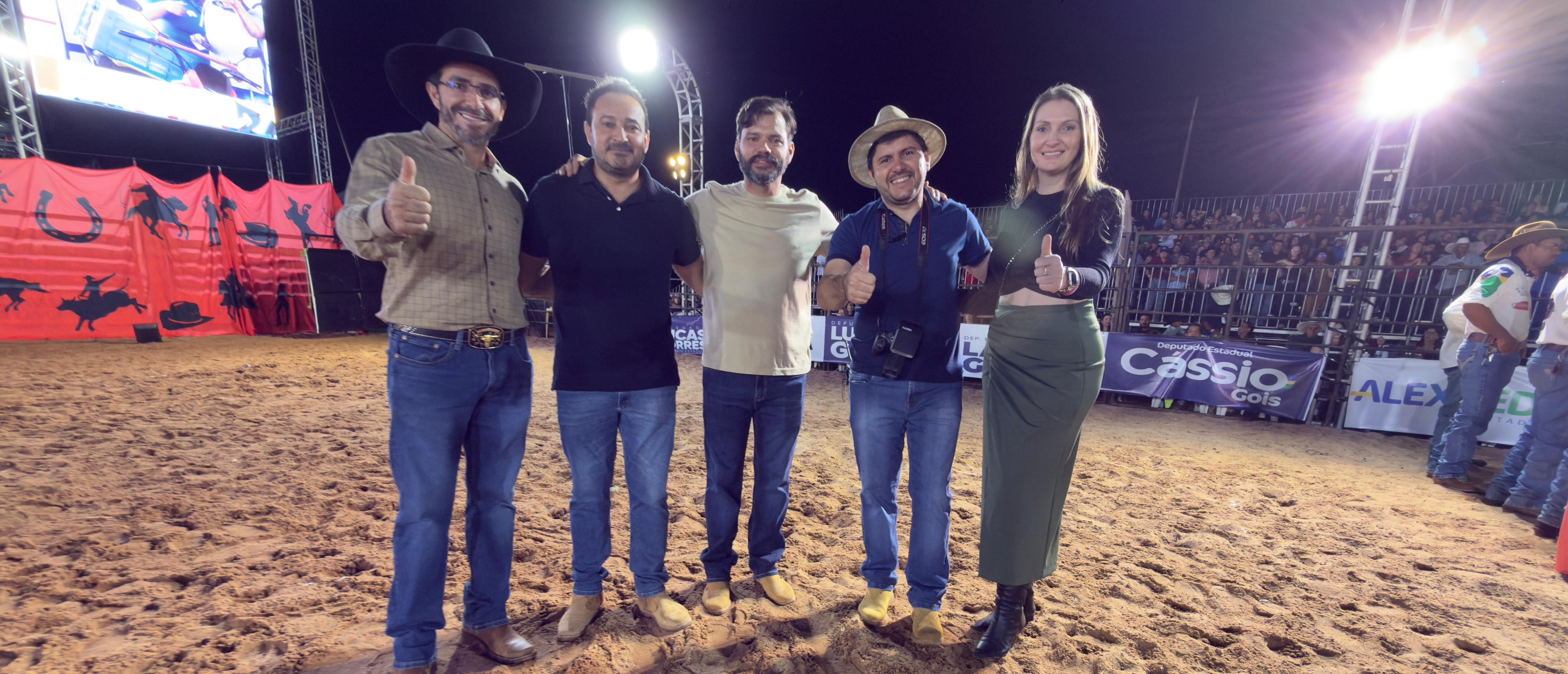 LEBRINHA: Deputada entrega quatro tratores para fortalecer agricultura em São Francisco