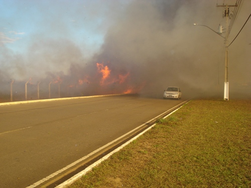 Incêndio na zona norte da capital mobiliza Corpo de Bombeiros e Infraero - Confira Foto