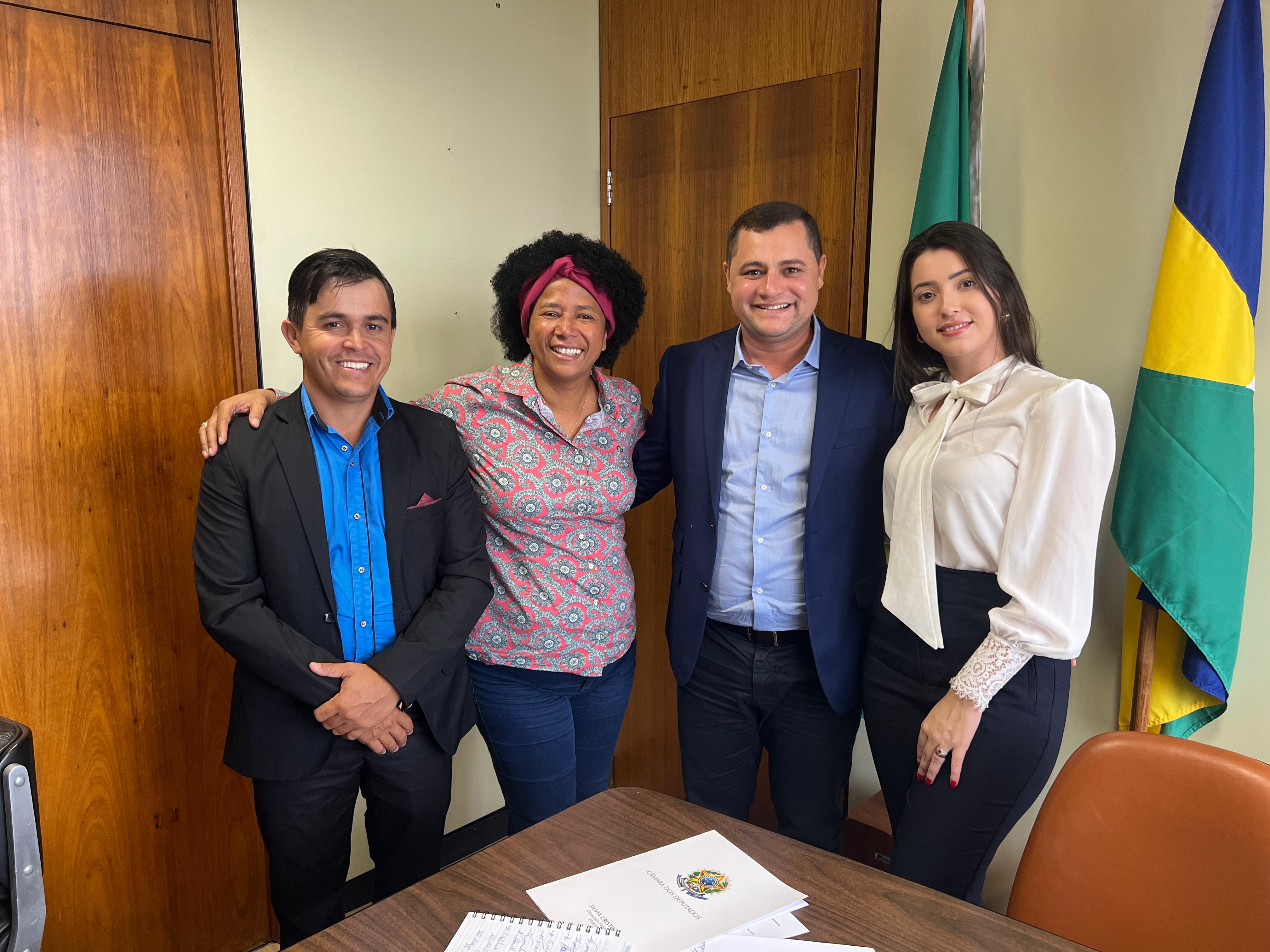 SILVIA CRISTINA: Deputada recebe prefeitos e vereadores em seu gabinete em Brasília