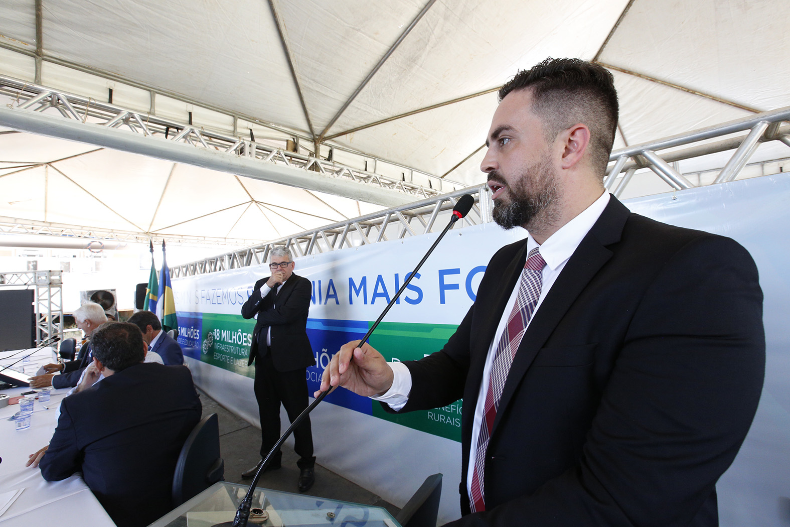 SOLUÇÕES: Léo Moraes salienta carga tributária brasileira e ineficiência do Estado