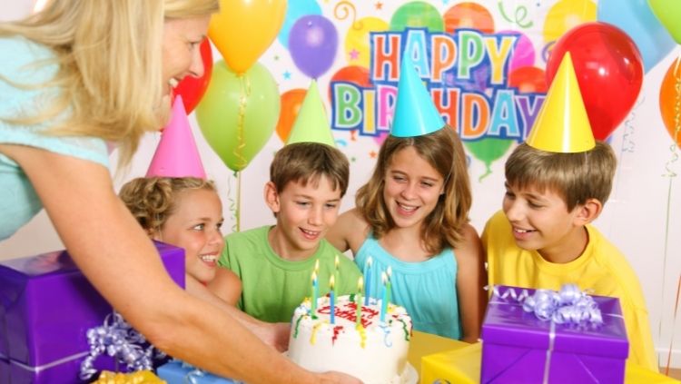 VOCÊ SABIA?: A inusitada história da letra em português de ‘Parabéns a Você’