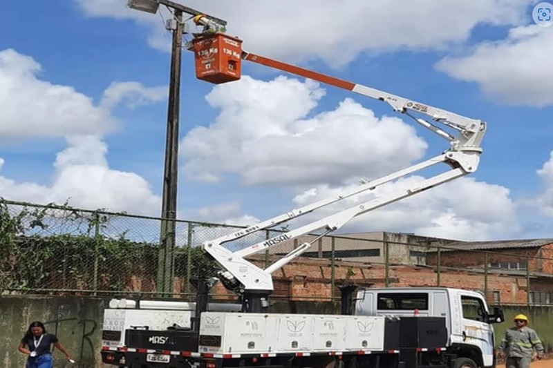 ILUMINAÇÃO: Serviços são realizados no bairro JK após pedido de Edevaldo Neves