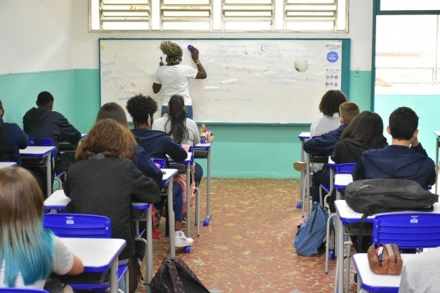 ESCOLAS: Concurso público está oferecendo mais de 2 mil vagas para profissionais de educação