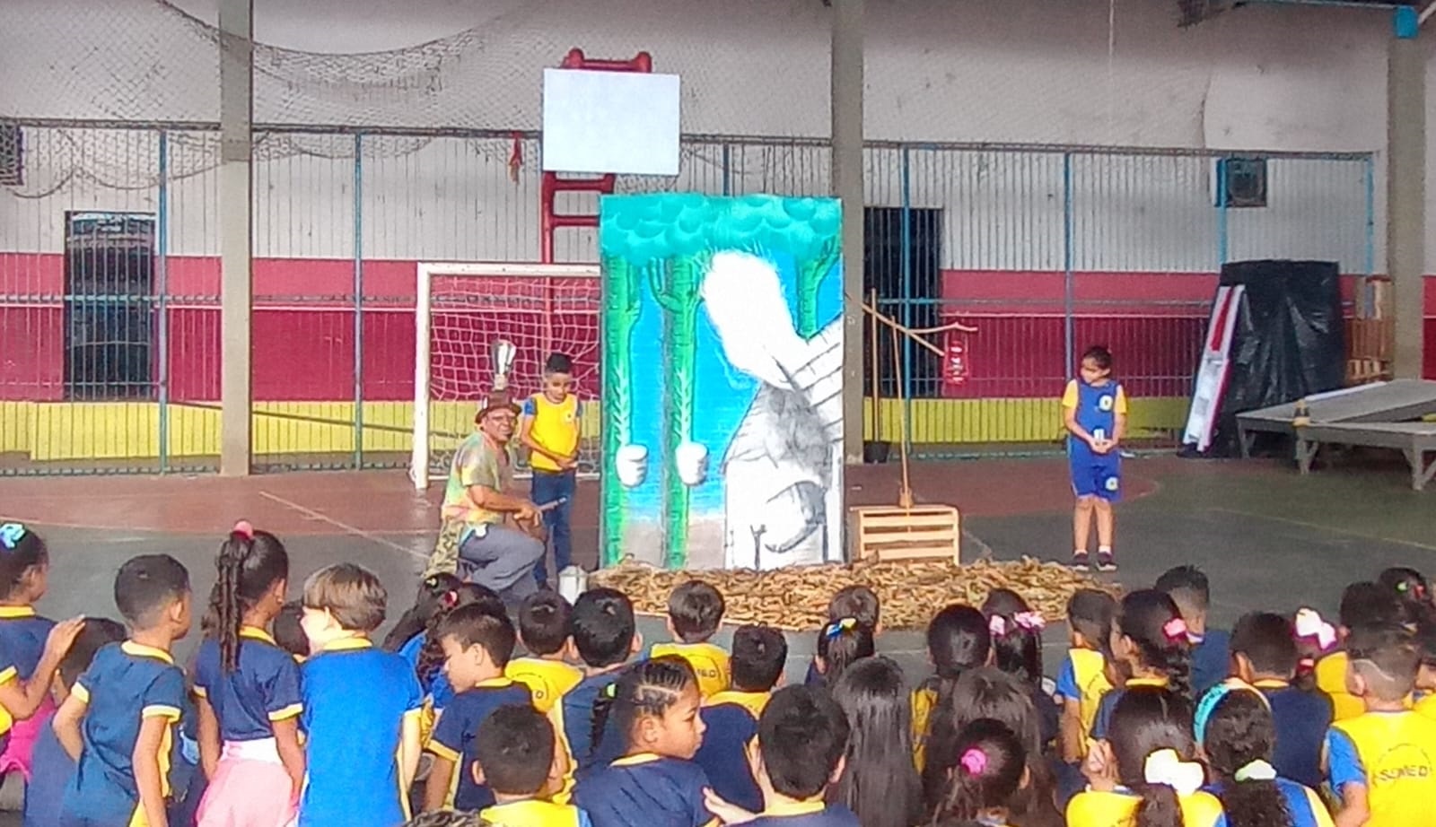 CRIANÇAS: Cia de Artes Evolução realiza mais uma encenação teatral; desta vez foi na Escola Padre Chiquinho