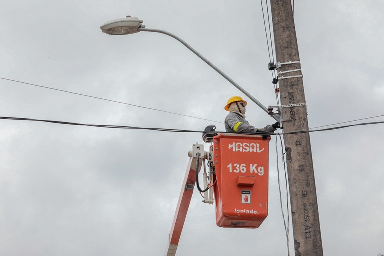 EDWILSON NEGREIROS: Após pedido de vereador, iluminação pública é reparada no Bairro Ronaldo Aragão