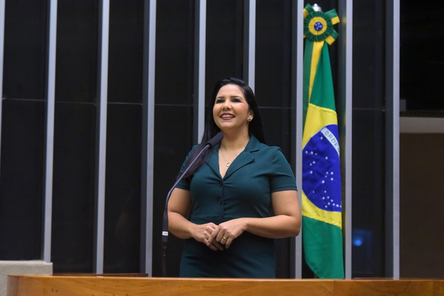 CRISTIANE LOPES: Deputada indica ao Governo revitalização do Campo do Abobrão na Zona Sul