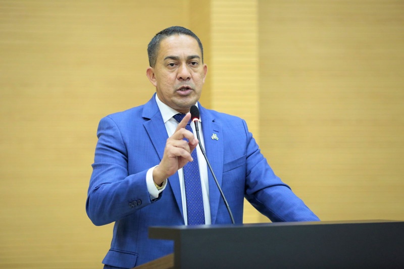 RECURSOS: Eyder Brasil faz entrega de veículo utilitário em Ariquemes