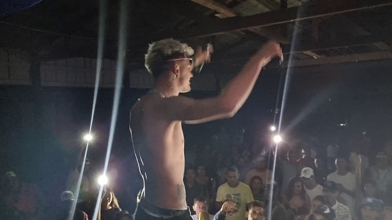 TAÇA NA MÃO: Funkeiros de Porto Velho são recebidos como estrelas no Amazonas