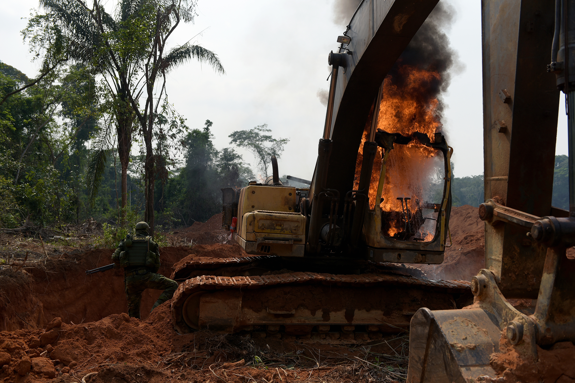 ENQUETE: Maioria concorda com destruição de equipamentos usados em exploração ilegal