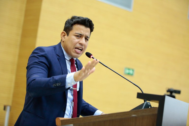 FÚRIA EM AÇÃO: Professora da rede municipal de Cacoal acusa prefeito de assédio