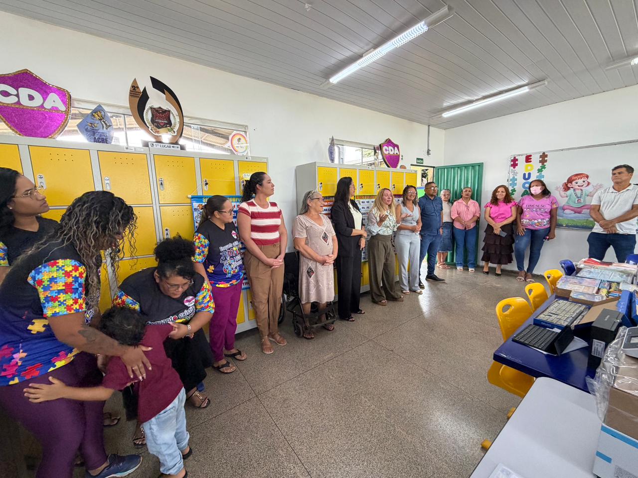 IEDA CHAVES: Deputada fortalece educação em Candeias do Jamari com tablets e materiais 