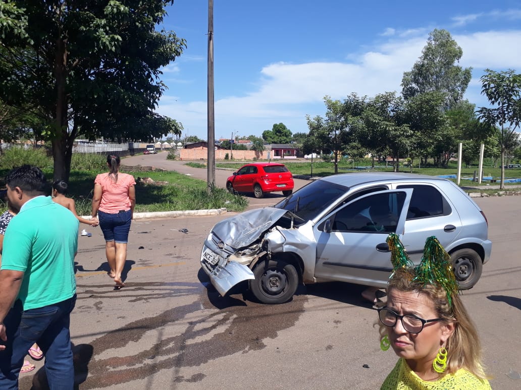 AVANÇOU: Grave acidente envolvendo automóveis ao lado do shopping