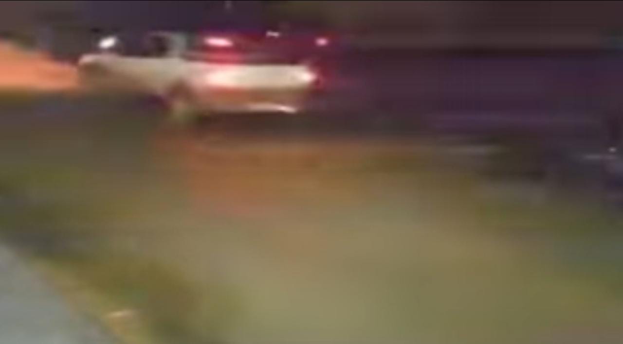 VÍDEO: Motorista de Strada foge após avançar preferencial e bater em carro Peugeot