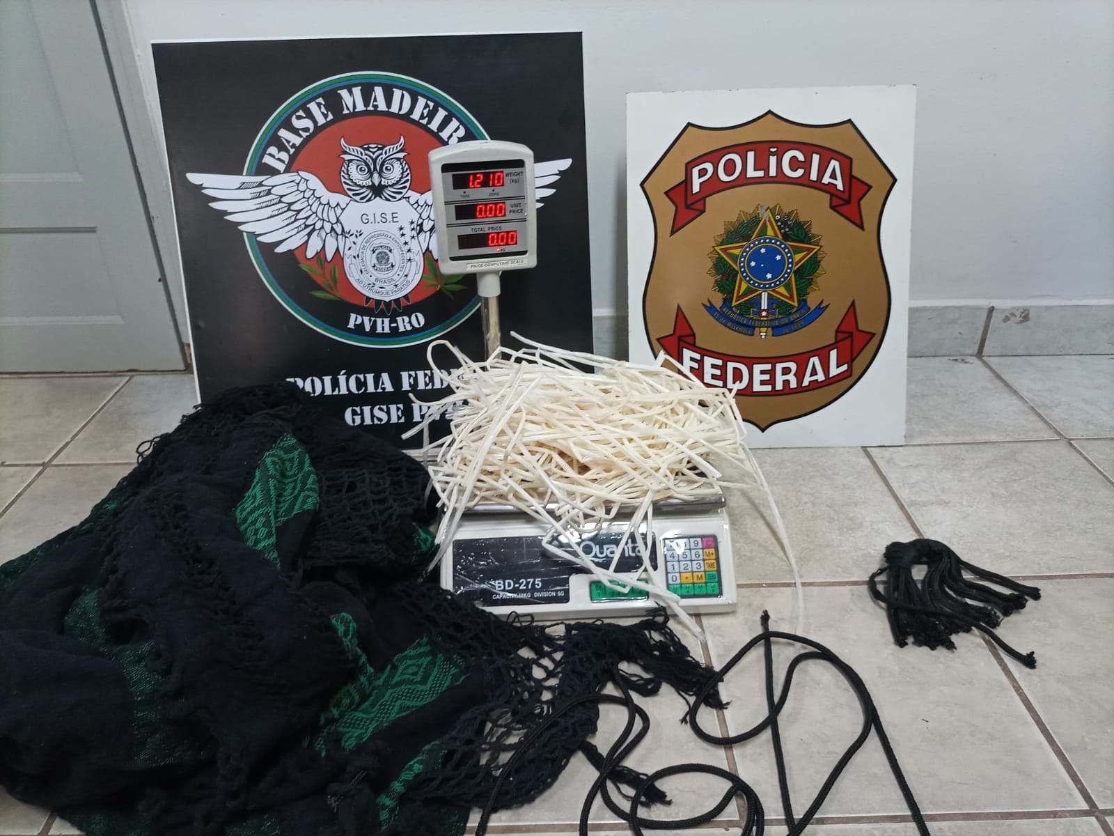 TRÊS QUILOS: PF prende mulher com cocaína camuflada em mala no aeroporto