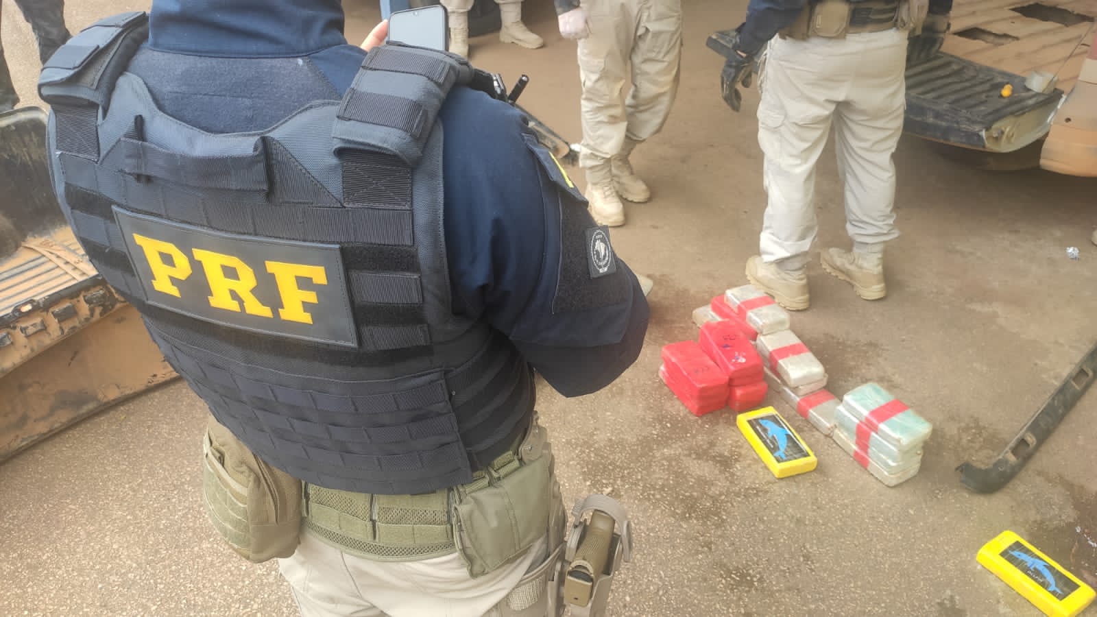 FLAGRANTE: PRF prende motorista com mais de 40 quilos de cocaína em veículo na BR-364