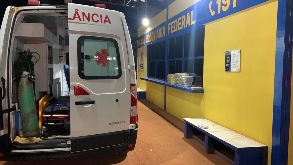 TRÁFICO: Servidor público é flagrado com 60 quilos de cocaína em ambulância