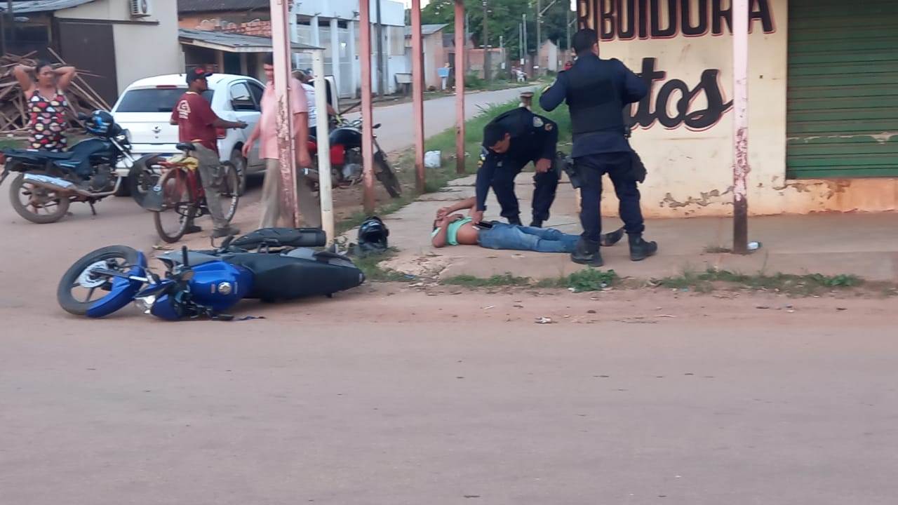 URGENTE: Motociclista sofre grave acidente após tentar ultrapassar automóvel