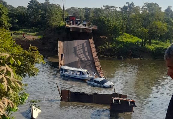 TRAGÉDIA: Ponte na BR-319 desaba com vários veículos e deixa mortos e feridos