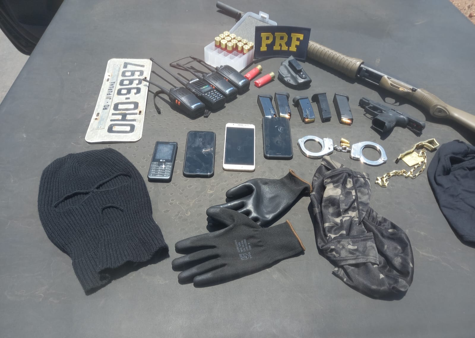 NA BR-364: Criminoso é preso com armas, algemas e capuz em bloqueio antidemocrático 