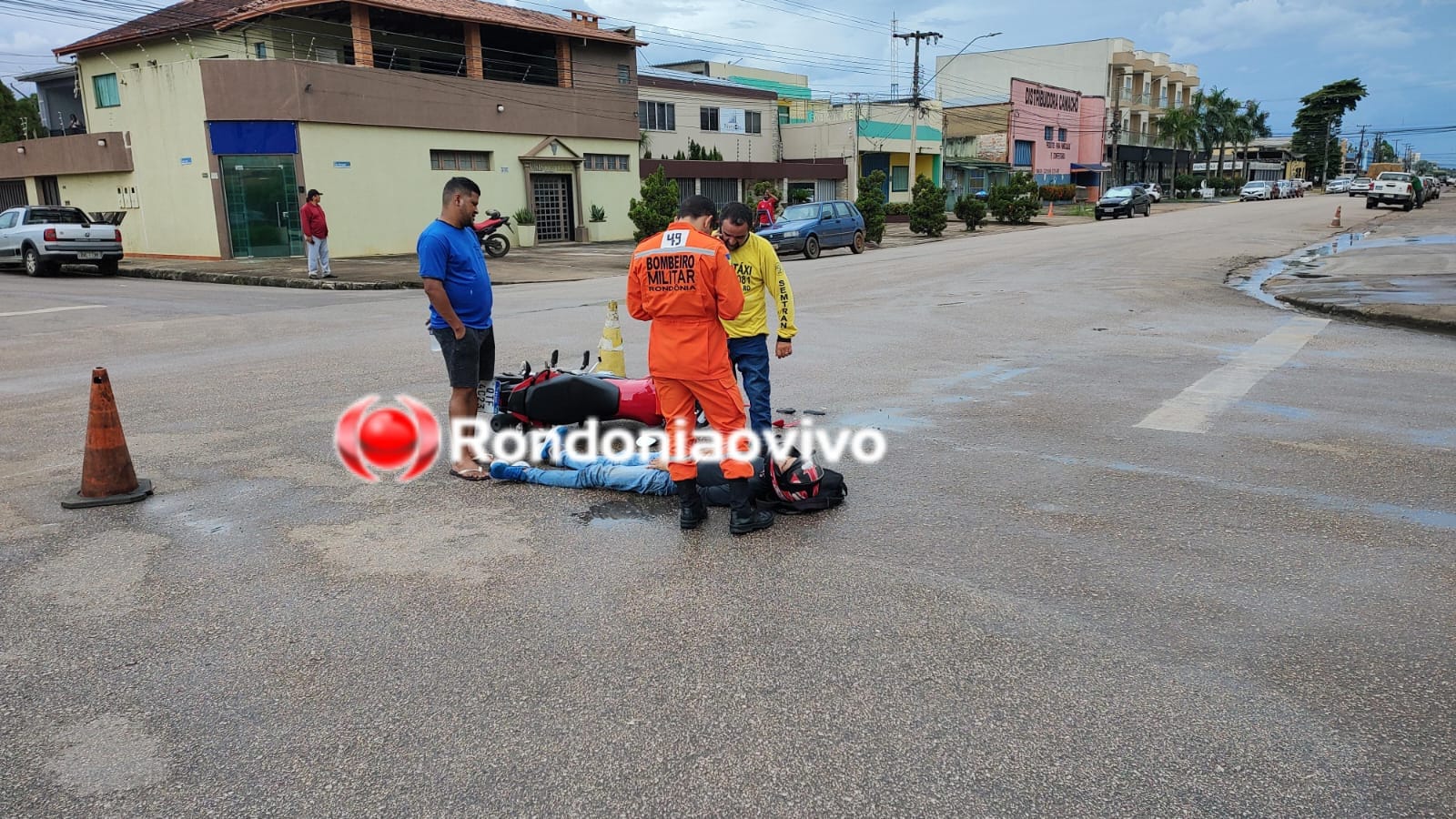 VÍDEO: Motociclista sofre grave acidente após motorista de Gol invadir preferencial